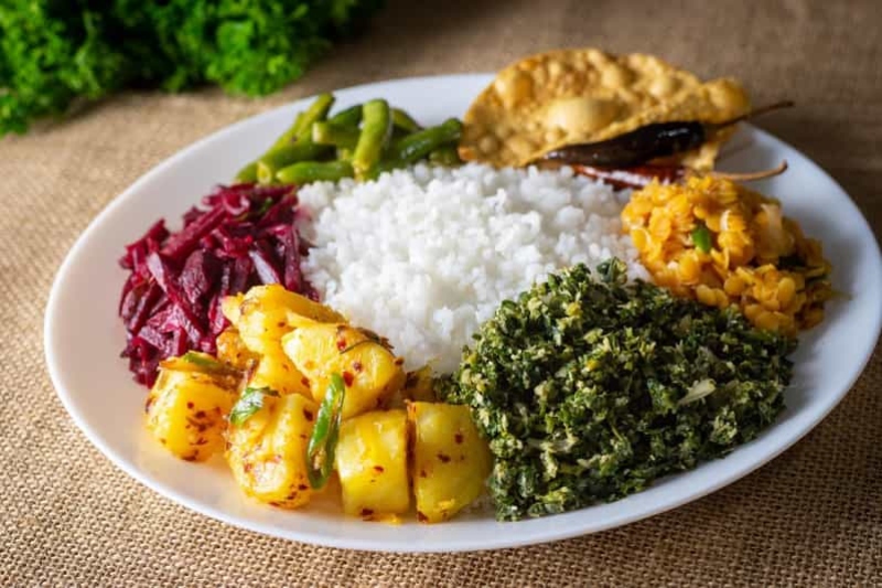rice and curry food; Photo source: getyourguide.com. Photographer: Unknown