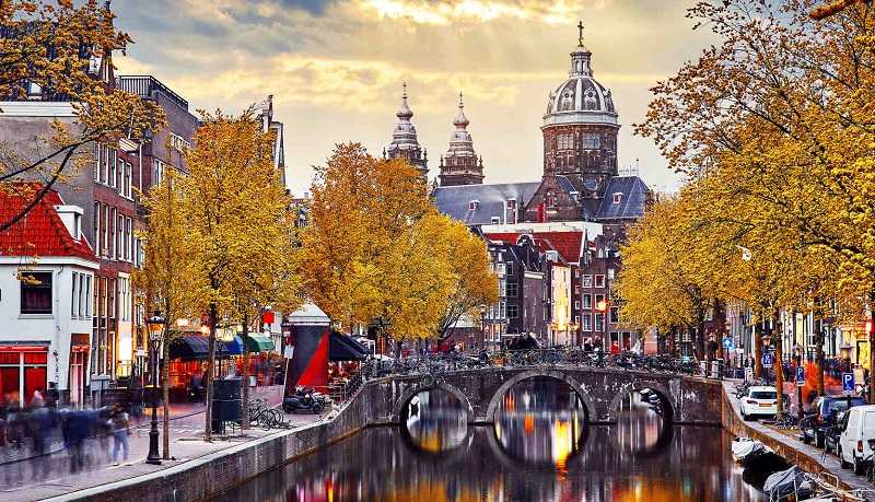 Autumn nature in Amsterdam; Photo source: Loving Travel website. Photographer: Unknown