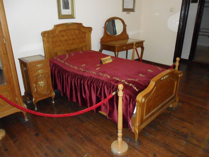 Bedroom of Ghazi Samson Museum, Türkiye. Source: Wikimedia. Photographer: Cobija