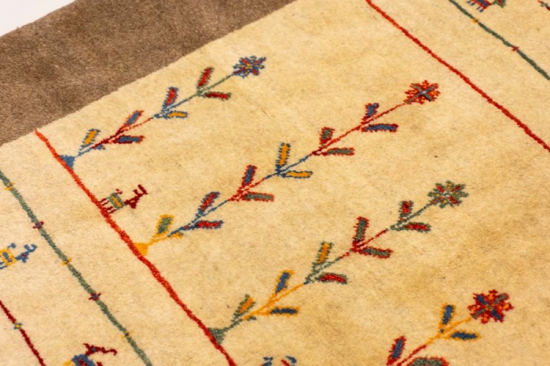 Qashqai hand embroidery flower design. Source: Iran Gebe website; Photographer: Unknown
