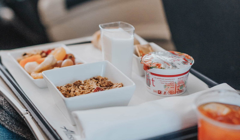 snacks of foreign airlines; Photo source: blog.tortugabackpacks.com website; Photographer: Unknown