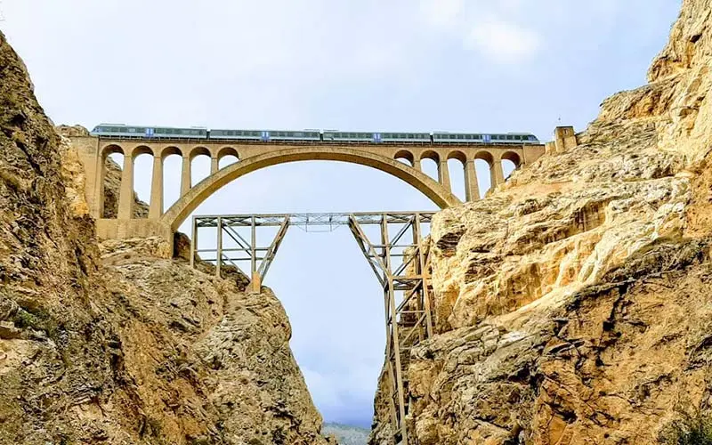 Train on Versk Bridge