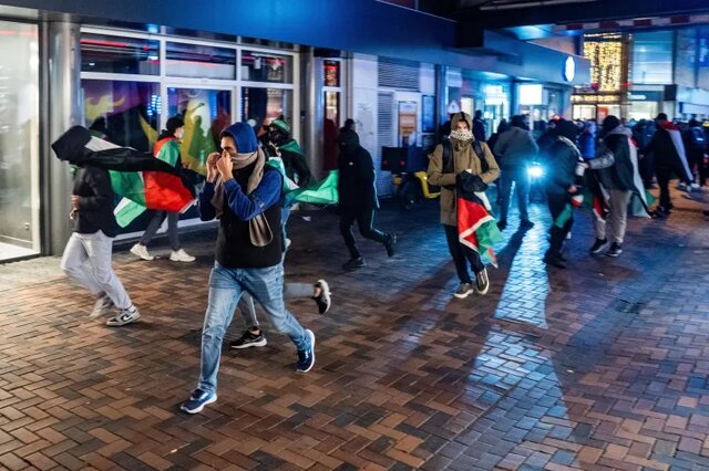 10 Zionists were injured in a clash with Palestinian supporters after the Israeli team played in Amsterdam