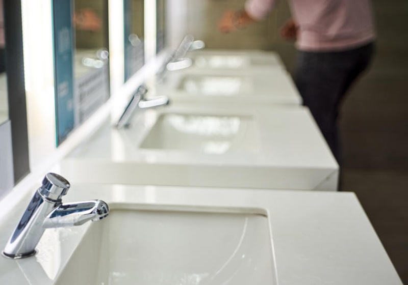 Consta washing of hands and use of disinfectas