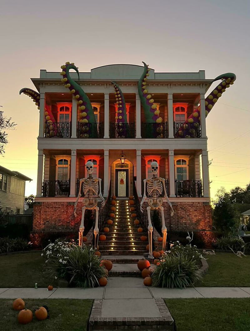 A mansion with Halloween decorations