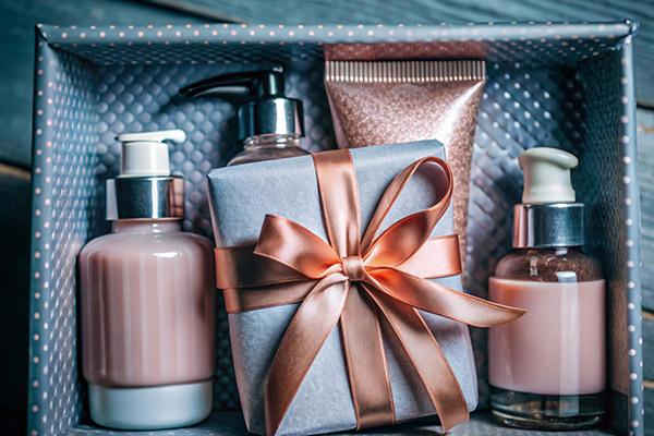 perfume and cologne set; A popular and memorable gift for the wife's birthday