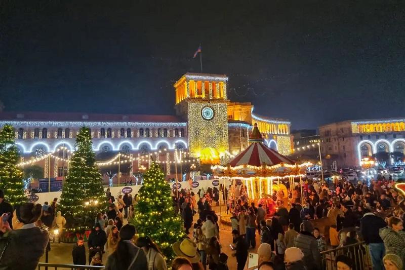 Christmas market in Yerevan; Photo source of Tour in Armenia Travel to Armenia AMTRAVEL website. Unknown photographer