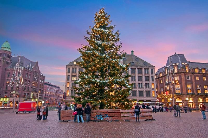 Christmas decorations in Amsterdam; Photo source Wier Festival Amsterdam website. Unknown photographer