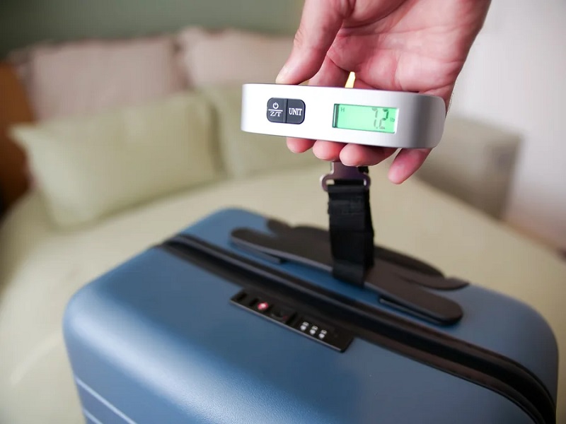 Weighing empty luggage with a luggage scale; Photo source: Upgradedpois.com website. Photographer: Unknown