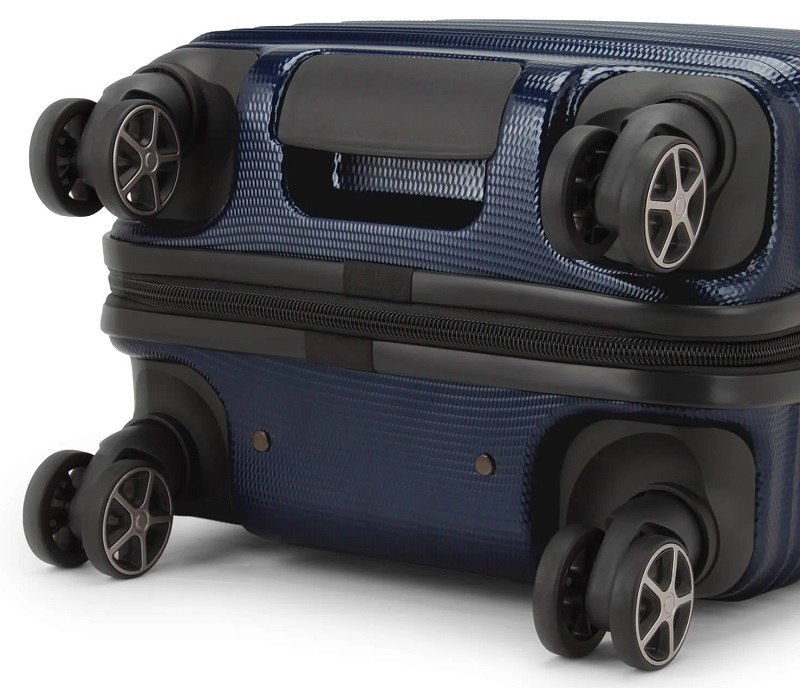 eight-wheel luggage; Photo source Travelerchoice.com. Unknown photographer