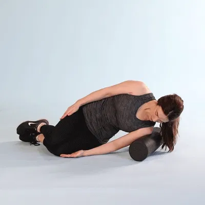 Exercise with foam roller for shoulders