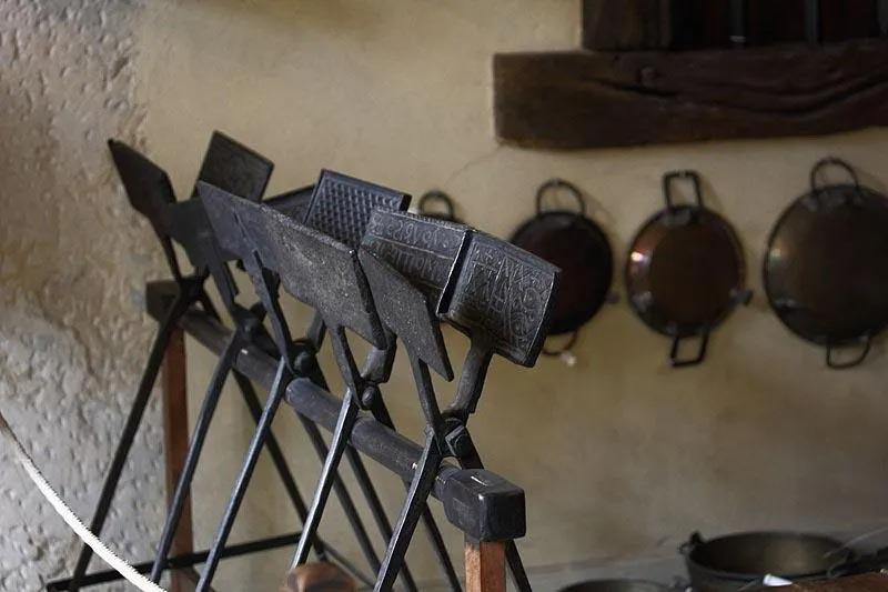 old waffle irons; Photo source: smithsonianmag; Name of the photographer: unknown