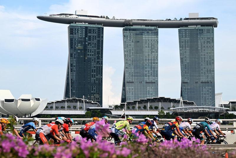 Tour de France in Singapore with the Marina Bay Sands building in the background; Photographer: Tim de Waele 