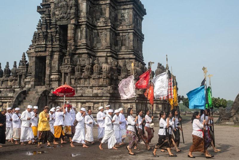 Hindus during the Abhiseka ceremony, a ceremony to purify and sanctify the Prambanan temple; Photographer: Devi Rahman 