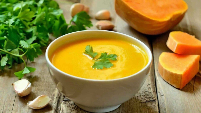 Tehrani pumpkin soup garnished with parsley; Photo source: alamto.com. Photographer: Unknown