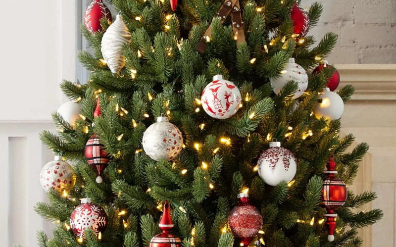 decorating the Christmas tree with balls; Photo source: balsamhill; Name of the photographer: unknown