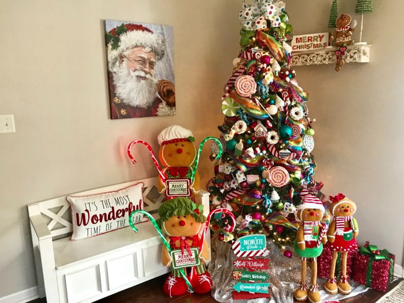 Christmas tree with edible theme; photo source: gracemonroehome; Name of the photographer: unknown