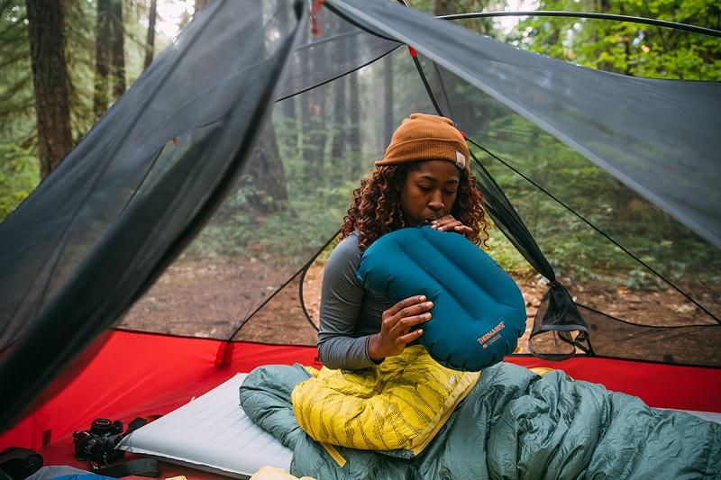 Inflatable travel pillow in camping; Photo source: 4x4 Real.com website. Photographer: Unknown