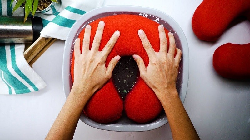 washing travel pillow; Photo source: wikihow.com website. Photographer: Unknown