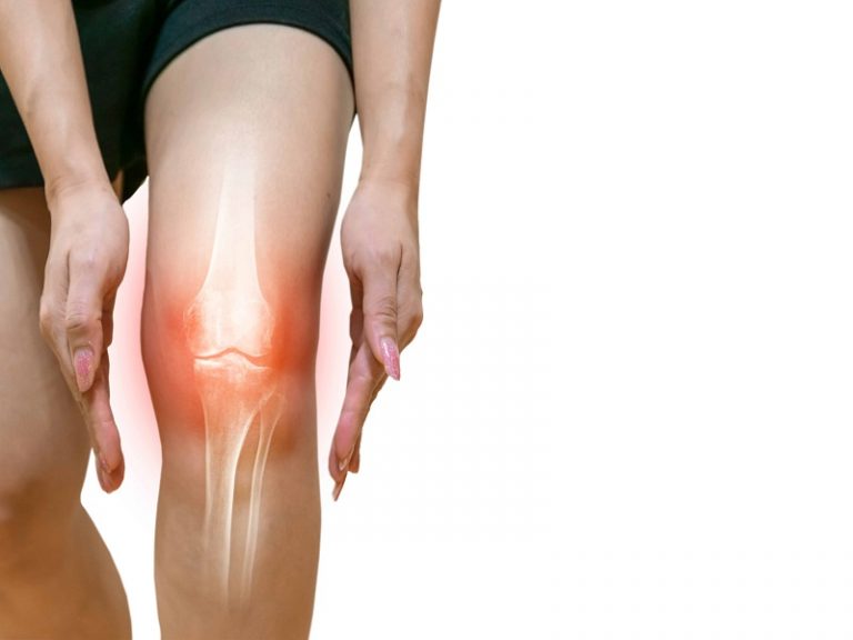 What is the symptom of knee swelling without pain?