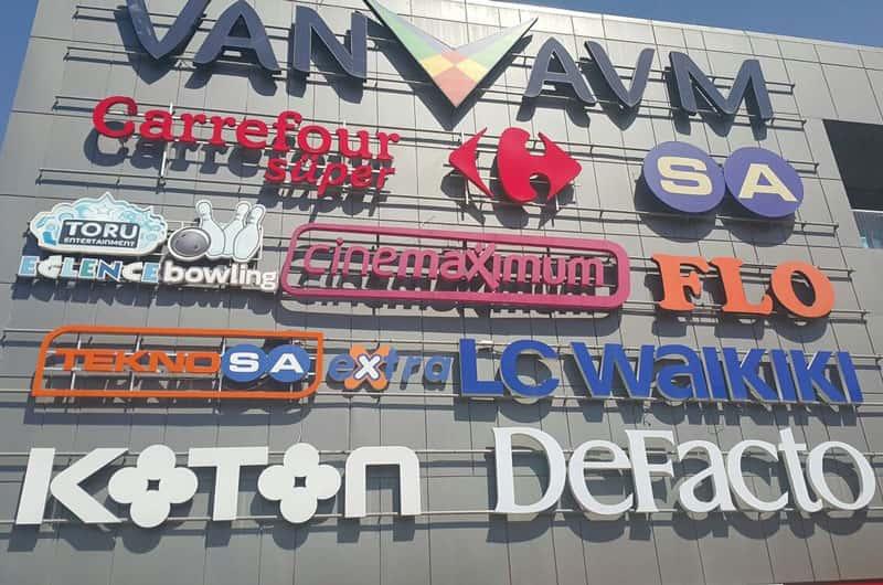 The entrance to Wan shopping center at night