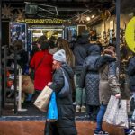 People in Black Friday shopping; Photo source: deondernemer.nl; Photographer: Unknown