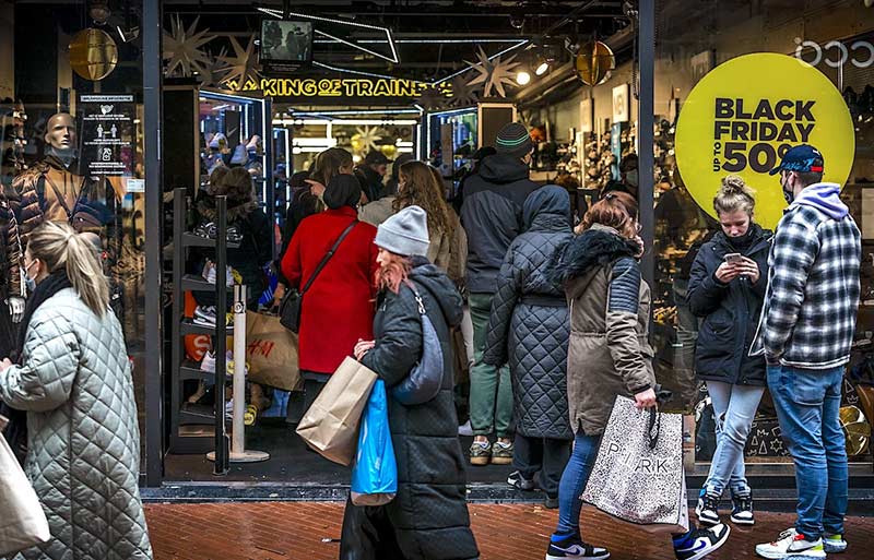 People in Black Friday shopping; Photo source: deondernemer.nl; Photographer: Unknown