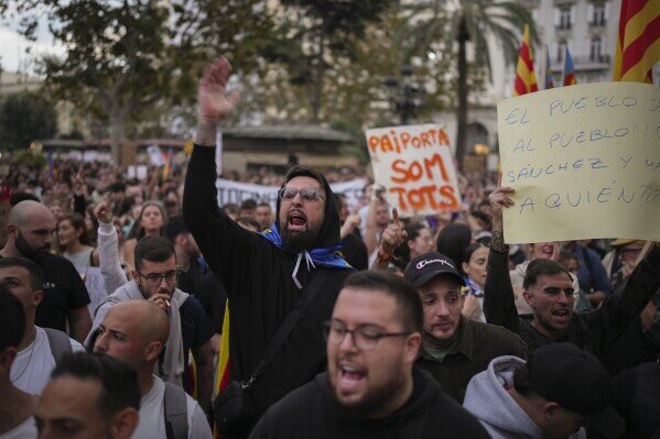 Protests of thousands of people in Spain against the ineffectiveness of the governme regarding the floods
