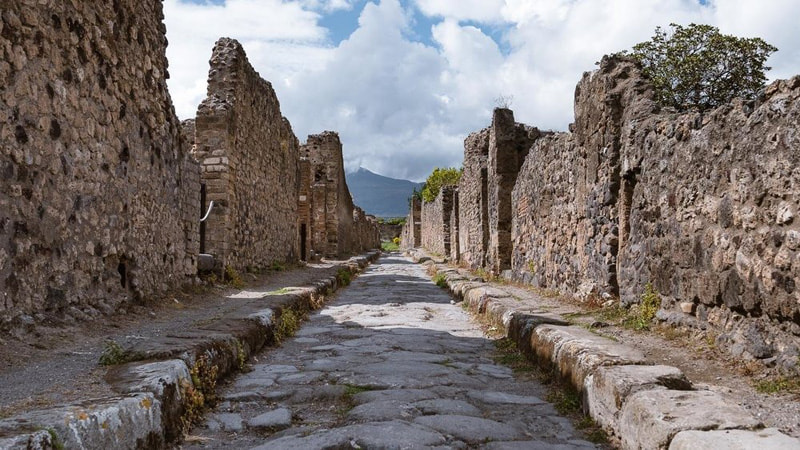 An alley in the ancie city of Pompeii