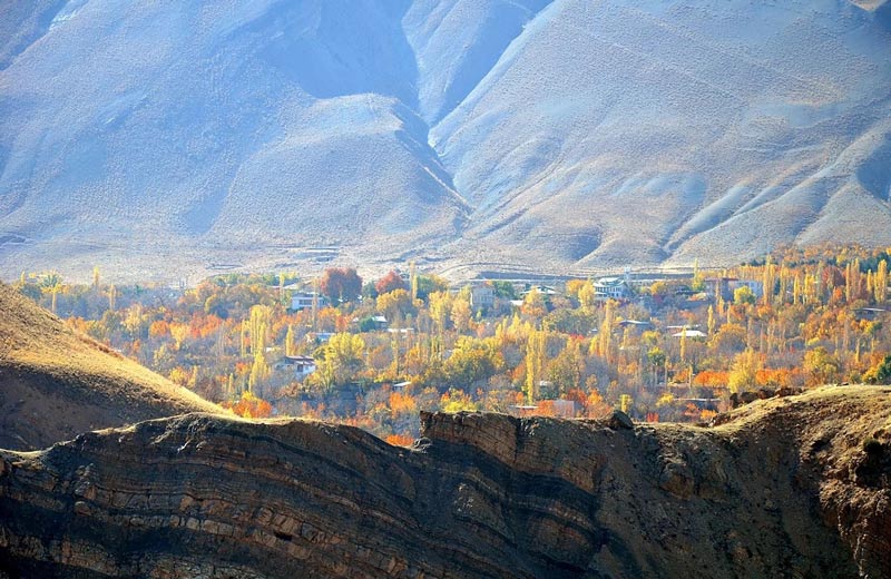 A dista photo of Erengeh village in autumn; Photo source: Dalgarom, photographer: unknown