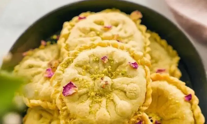 Kerman klumpe decorated with pistachio powder; Photo source: banuzi.com; Photographer: Unknown
