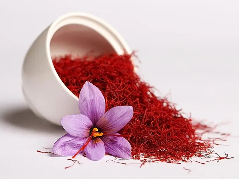 Saffron with saffron flower, photo source: bestkalaha.com; Photographer: Unknown