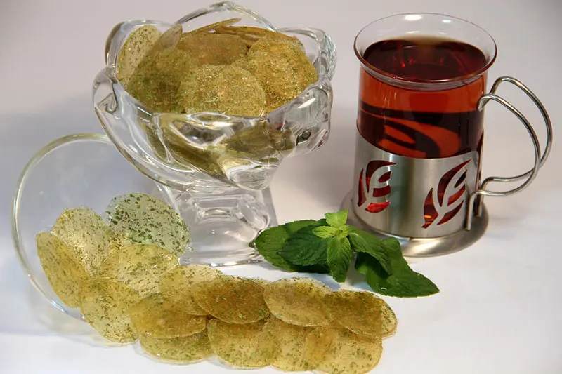 Peppermi flakes and tea; Photo source: aryagaz.ir; Photographer: Unknown