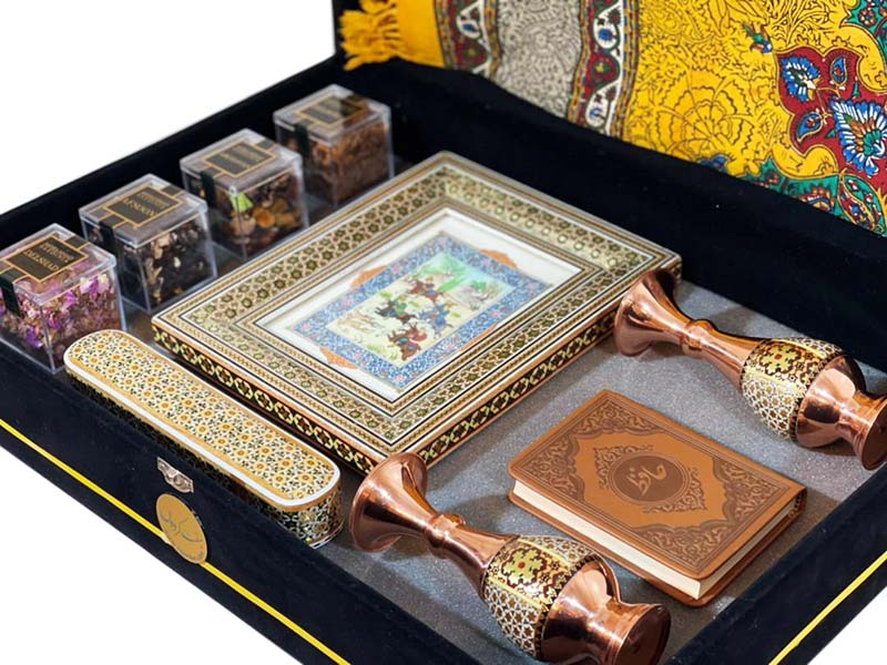 Khatamkari frame and vase set, photo source: 7gardun.com; Photographer: Unknown