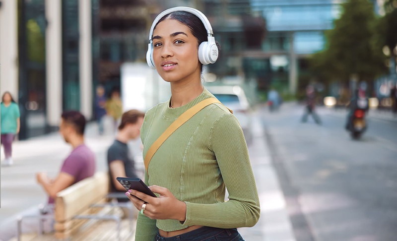 Noise canceling headphones for busy environmes. Source: tehranspeaker.com website; Photographer: Unknown