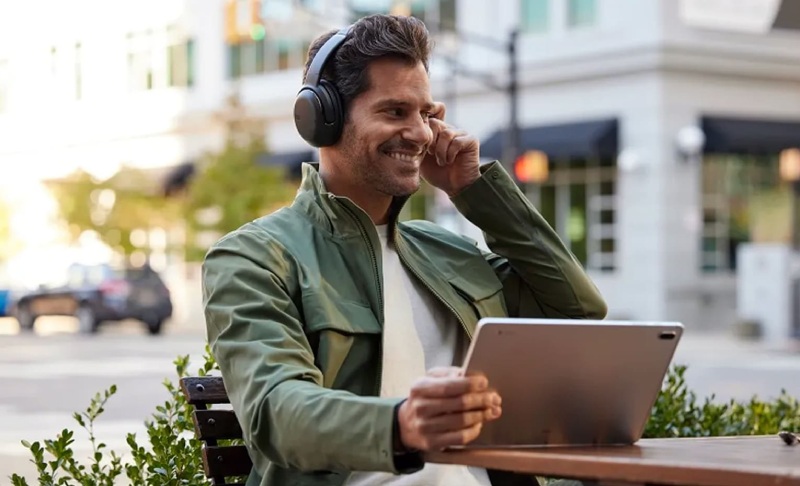 Noise canceling headphones for travel. Source: tehranspeaker.com website; Photographer: Unknown