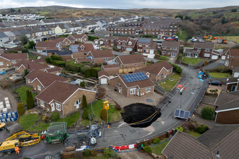 A sinkhole with a depth of 12 meters in Wales, which led to the evacuation of about 30 houses; Source: theguardian; Photographer: Matthew Horwood