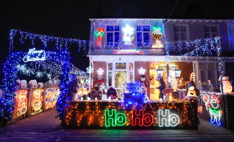 special decoration of a house with Christmas lights in England; Source: theguardian; Photographer: Andrew Matthews