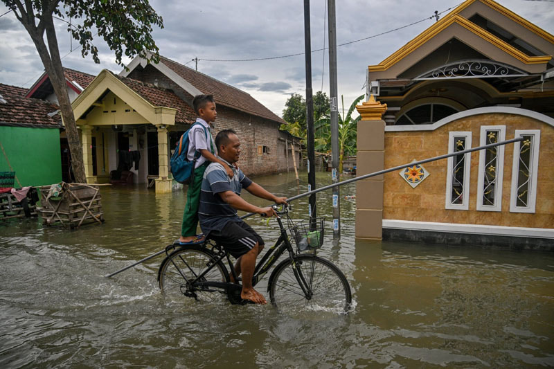 River flooding in Indonesia, after torreial rains; Source: theguardian; Photographer: Juni Kriswao