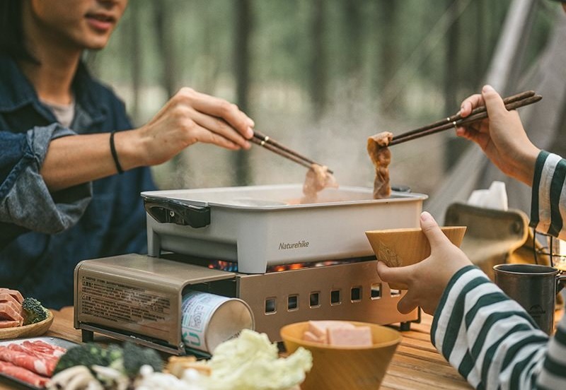 Cooking all kinds of food with a travel gas stove. Source: torob.com website; Photographer: Unknown