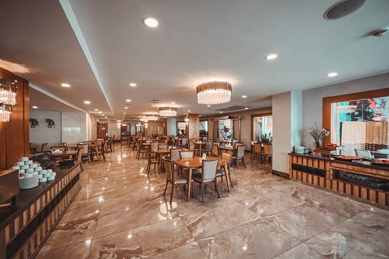 Restaura and coffee shop area of ​​Korosh Kish Hotel; Photo source: booking.ir; Photographer: Unknown