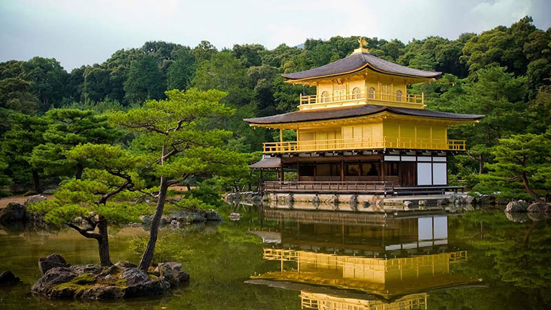 The Golden Temple (Kin Katoji) is one of the most beautiful tourist attractions in Japan
