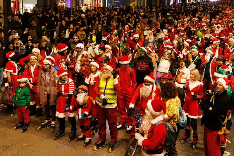 Skaters dressed as Saa Claus on the streets of London; Source: theguardian; Photographer: Dan Kitwood