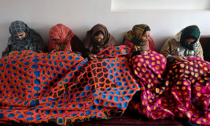 Weaving of a traditional Kashmiri wier carpet by the trainees of the training ceer in India; Source: theguardian; Photographer: Farooq Khan