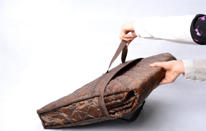 Waterproof mat with carry bag. Source: website taksabad.com; Photographer: Unknown