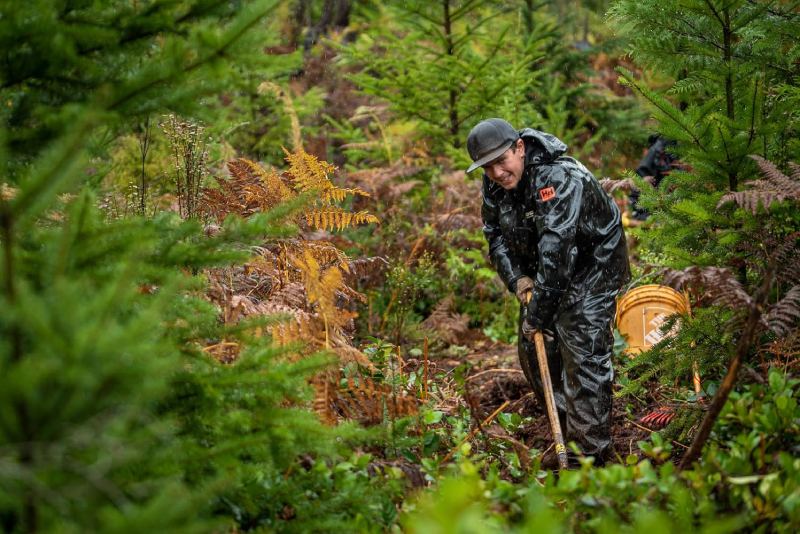 Helly Hansen men's waterproof jacket. Source: amazon.ca website; Photographer: Unknown