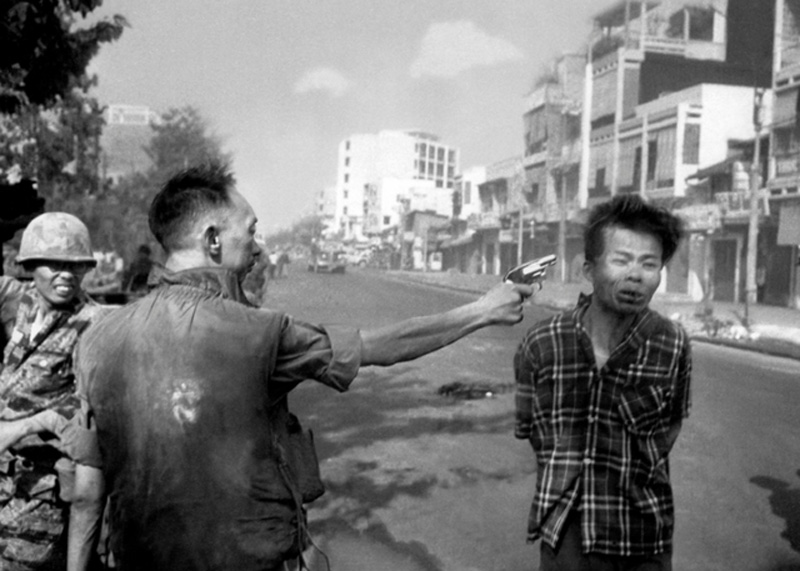 The mome of the execution of a Viet Cong fighter by the head of the National Police of South Vietnam in 1968; Photographer: Eddie Adams