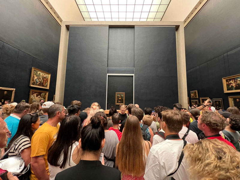 The audience of the Mona Lisa paiing in the Louvre Museum; Photo Source: Coext Travel, Photographer: Unknown