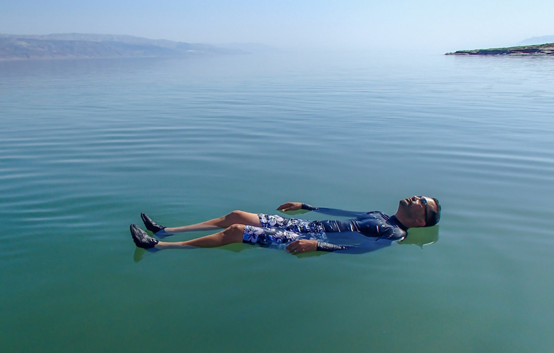 Floating in the Dead Sea of ​​Palestine; Photo credit: Katherine Belarmino, photographer: Picasa