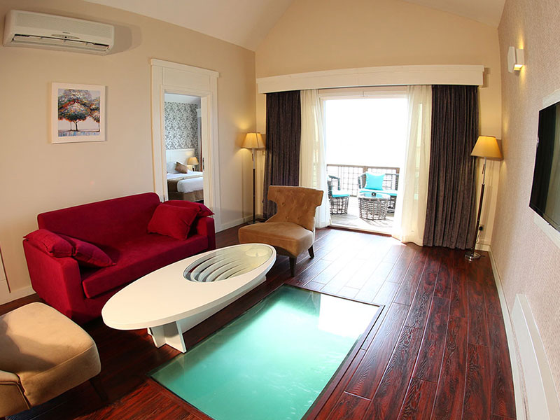 Glass floor room in Taranj Kish Hotel